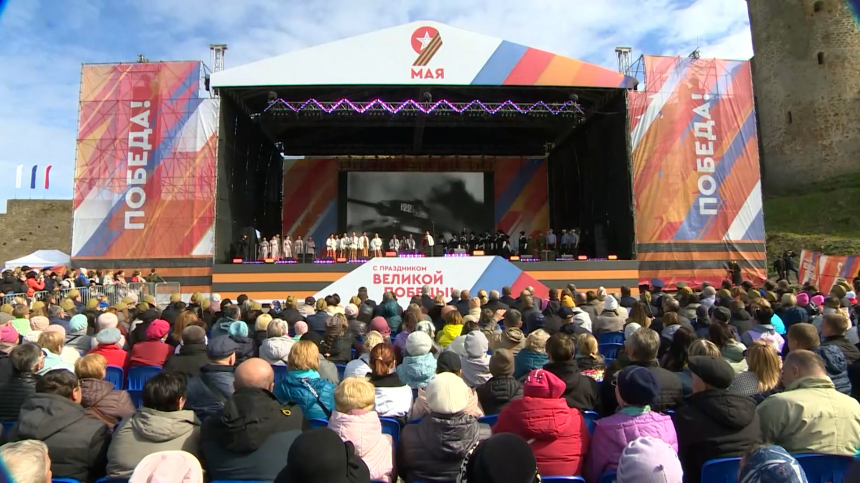 Жители Нарвы вопреки запрету с другого берега смотрели концерт в честь Дня Победы в Ивангороде