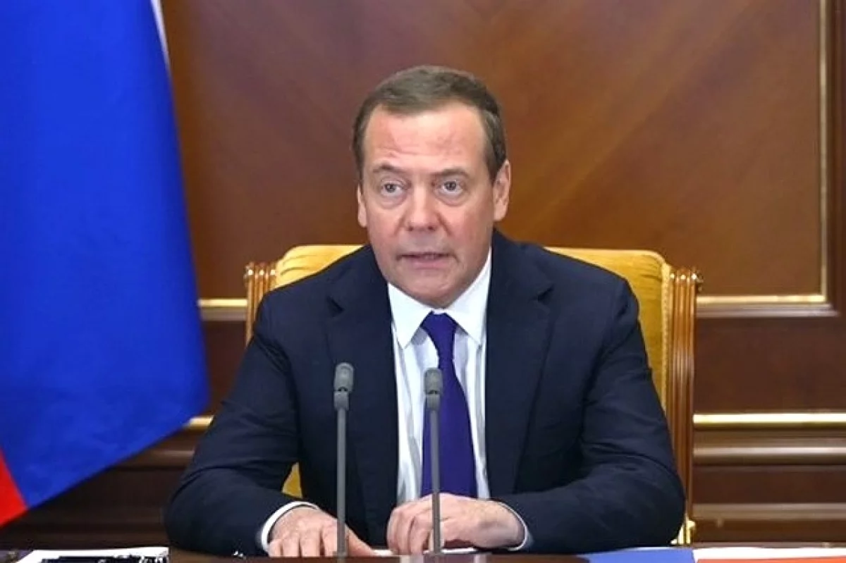 Медведев предложил потребовать репарации за геноцид советского народа