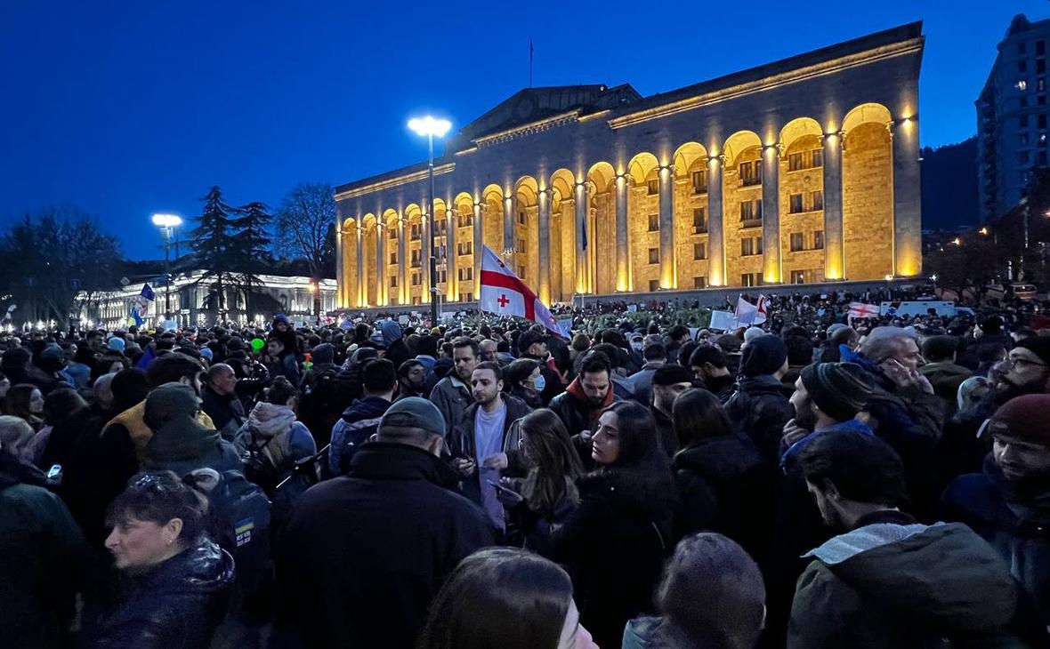 К протестующим в Тбилиси применили слезоточивый газ