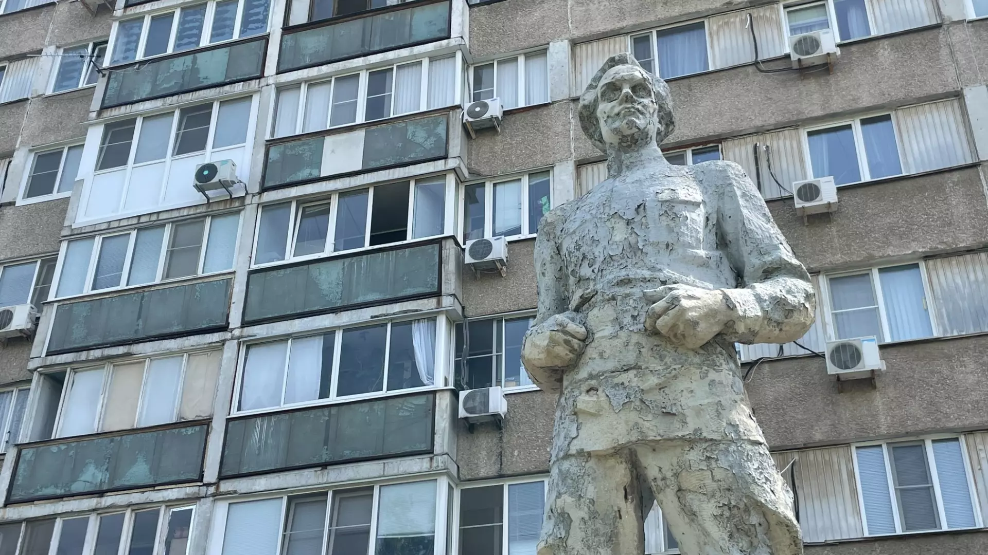 В Волгограде рассыпается забытый всеми памятник советскому революционеру