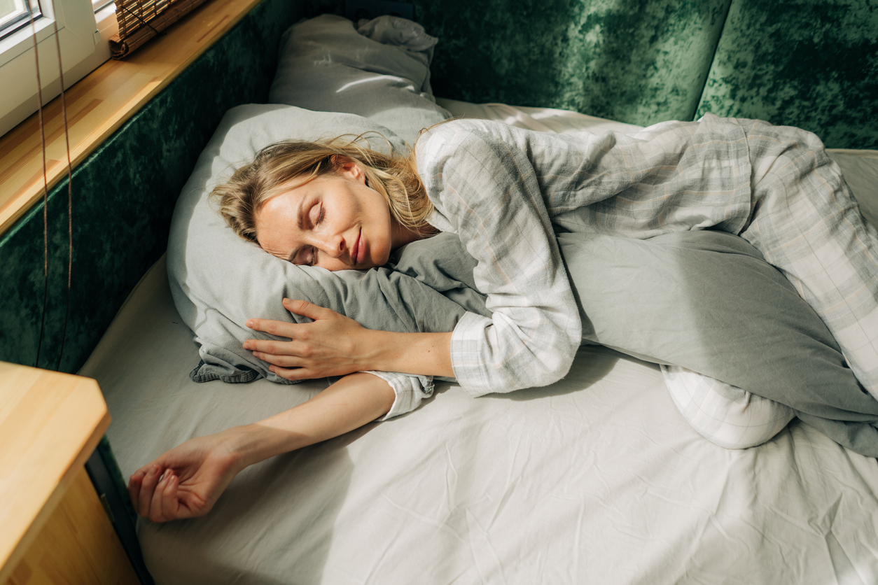 Люди, которые спят по выходным, реже страдают депрессией и подобными симптомами